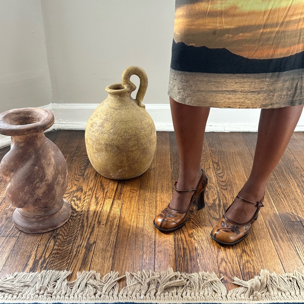 VINTAGE 1999 PRADA LEATHER FLORAL MARY JANE HEELS - Picture 10 of 11